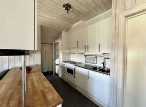 KĂŒhlschrank, Ofen, Herdplatte, Wasserkocher mit Kaffee-/Teezubehör