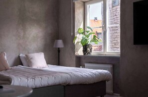 Desk, iron/ironing board, WiFi, bed sheets - Cozy & modern studio for 4 people at Stora Torget (Visby)