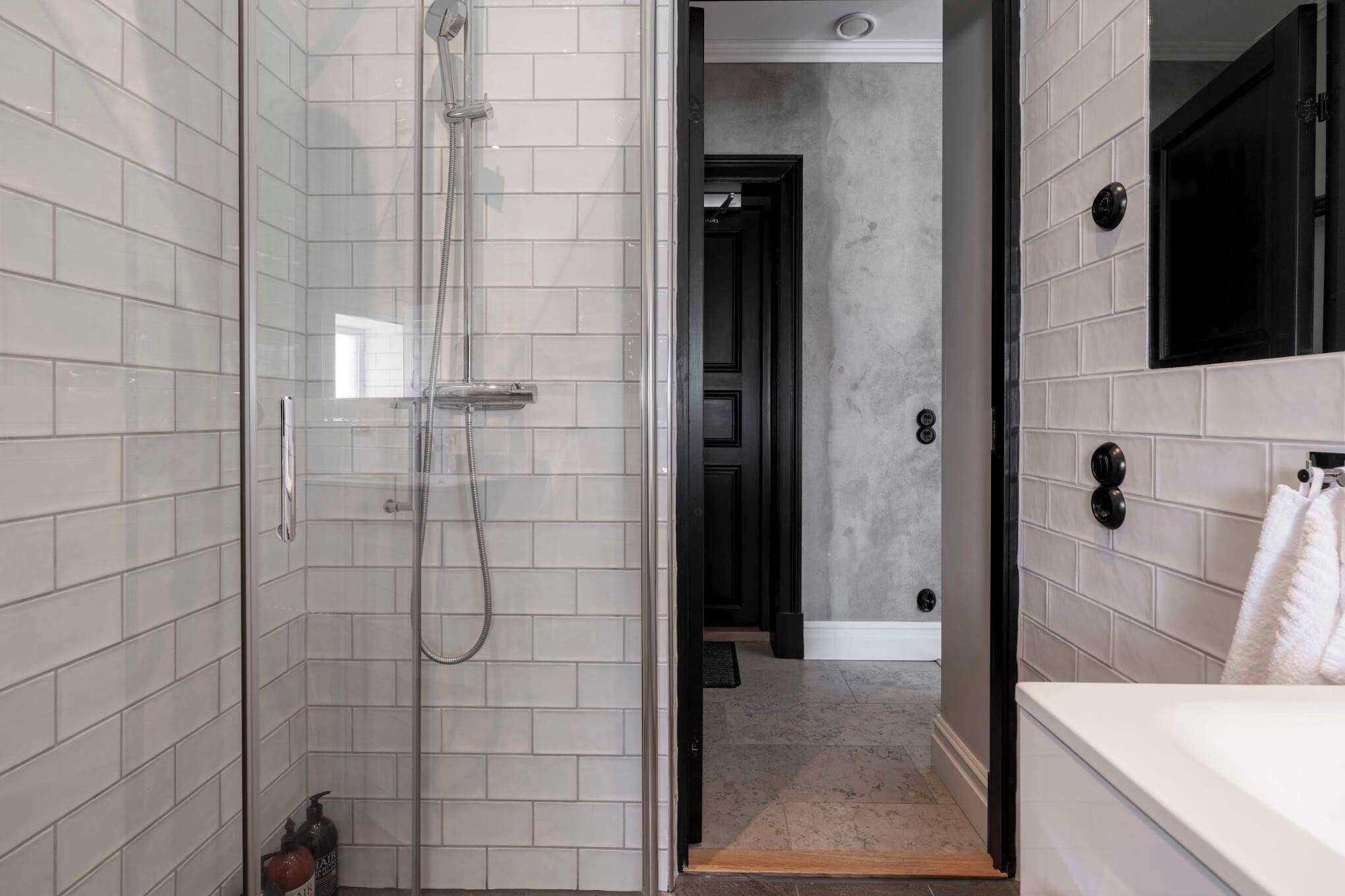 Regadera, amenidades de baño gratuitas, secadora de cabello, toallas 