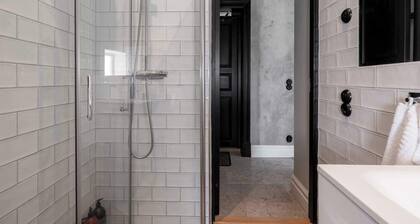 Cozy & modern studio for 4 people at Stora Torget