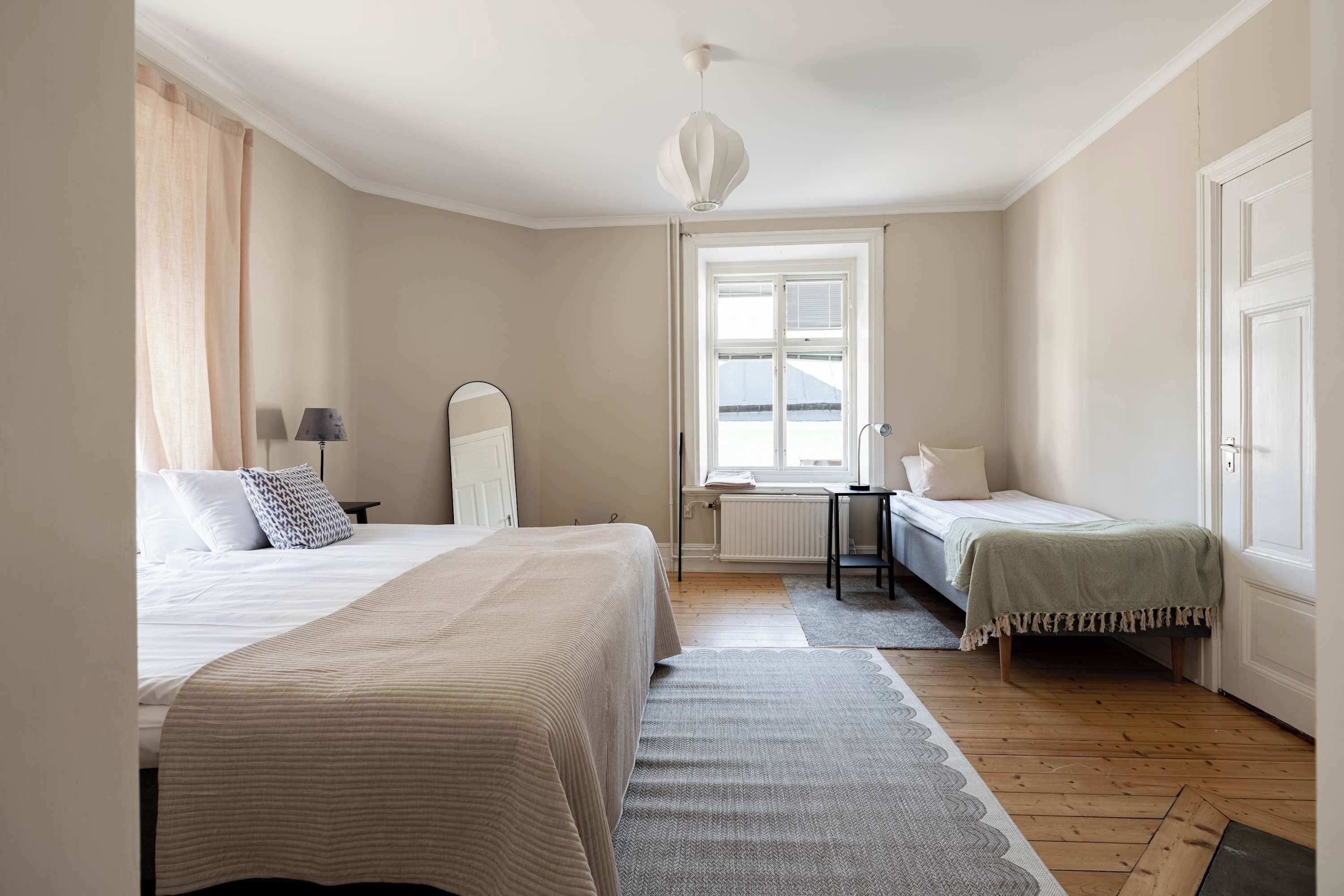 A cozy and spacious room with a king-sized bed that’s perfect for stretching out after a long day, plus a single bed that’s ideal for an additional guest, child or a friend. It’s a space designed for comfort and a good night’s rest.