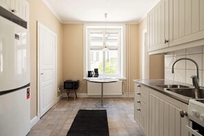 Jääkaappi, mikroaaltouuni, uuni, liesi