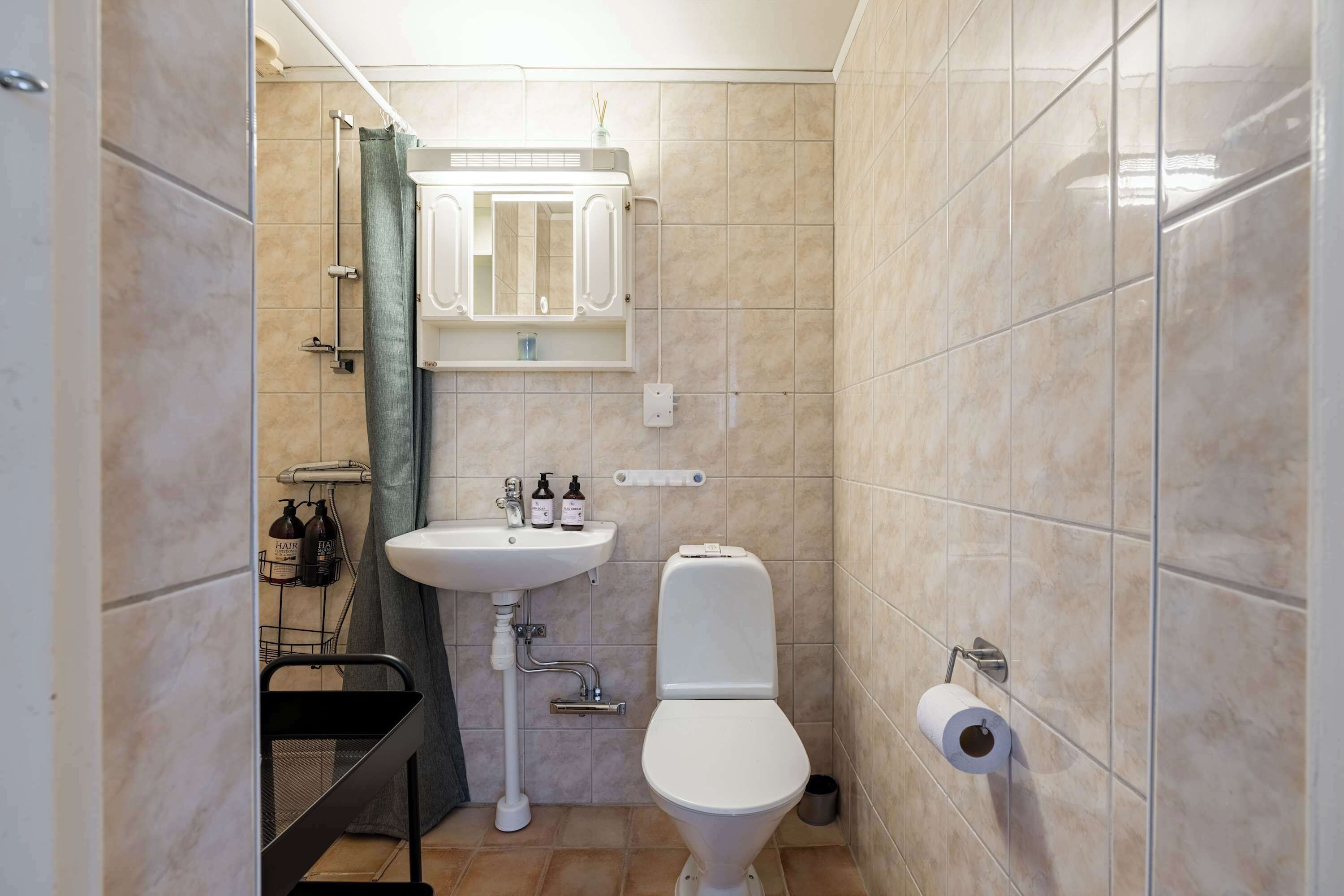 Een douche, een haardroger, handdoeken, toiletpapier