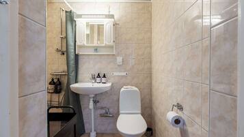 Een douche, een haardroger, handdoeken, toiletpapier