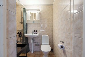 Ducha, secador de pelo, toallas y champú