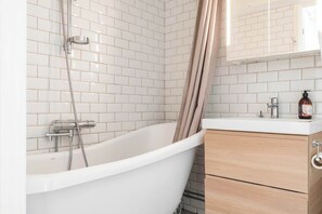 Shower, hair dryer, towels, shampoo