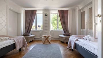 3 bedrooms, desk, iron/ironing board, WiFi