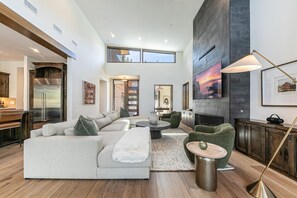 Smart TV, chimenea y oficina 