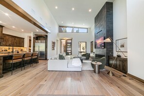 Smart TV, chimenea y oficina 