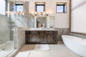 Shower, hair dryer, towels - Schaffer's Mill Single Family Home 4 bedrooms and 3.5 baths (Truckee)