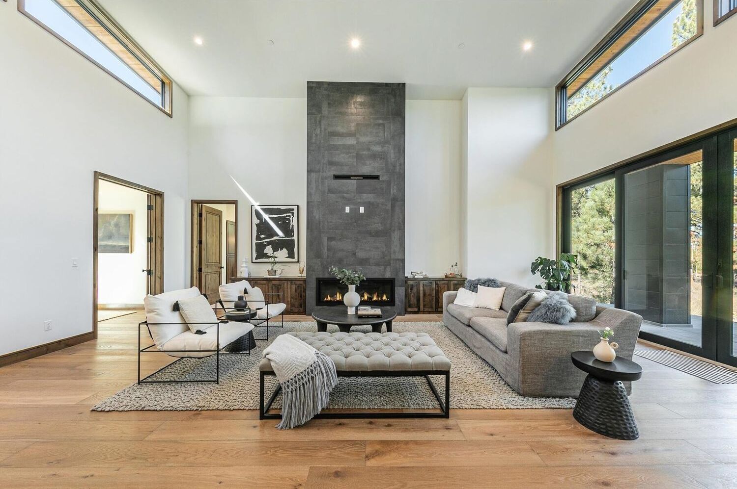 Smart TV, chimenea y oficina 