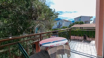Apartment (Two Bedroom Apartment with Balcony (A) | Dining room