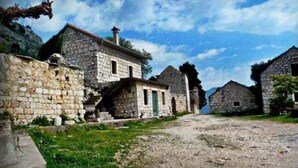 A rural stone building with a dirt road leading to it. - Apartments Filip & Miroslav (Gradac)
