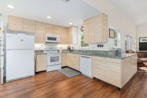Fridge, microwave, oven, stovetop - Walk to Nights of Lights, parking included! (St. Augustine)