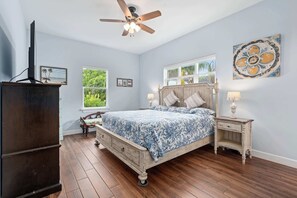 2 bedrooms, iron/ironing board, WiFi, bed sheets - Walk to Nights of Lights, parking included! (St. Augustine)
