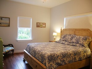 2 bedrooms, iron/ironing board, WiFi, bed sheets - Walk to Nights of Lights, parking included! (St. Augustine)