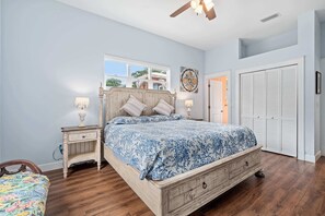 2 bedrooms, iron/ironing board, WiFi, bed sheets - Walk to Nights of Lights, parking included! (St. Augustine)