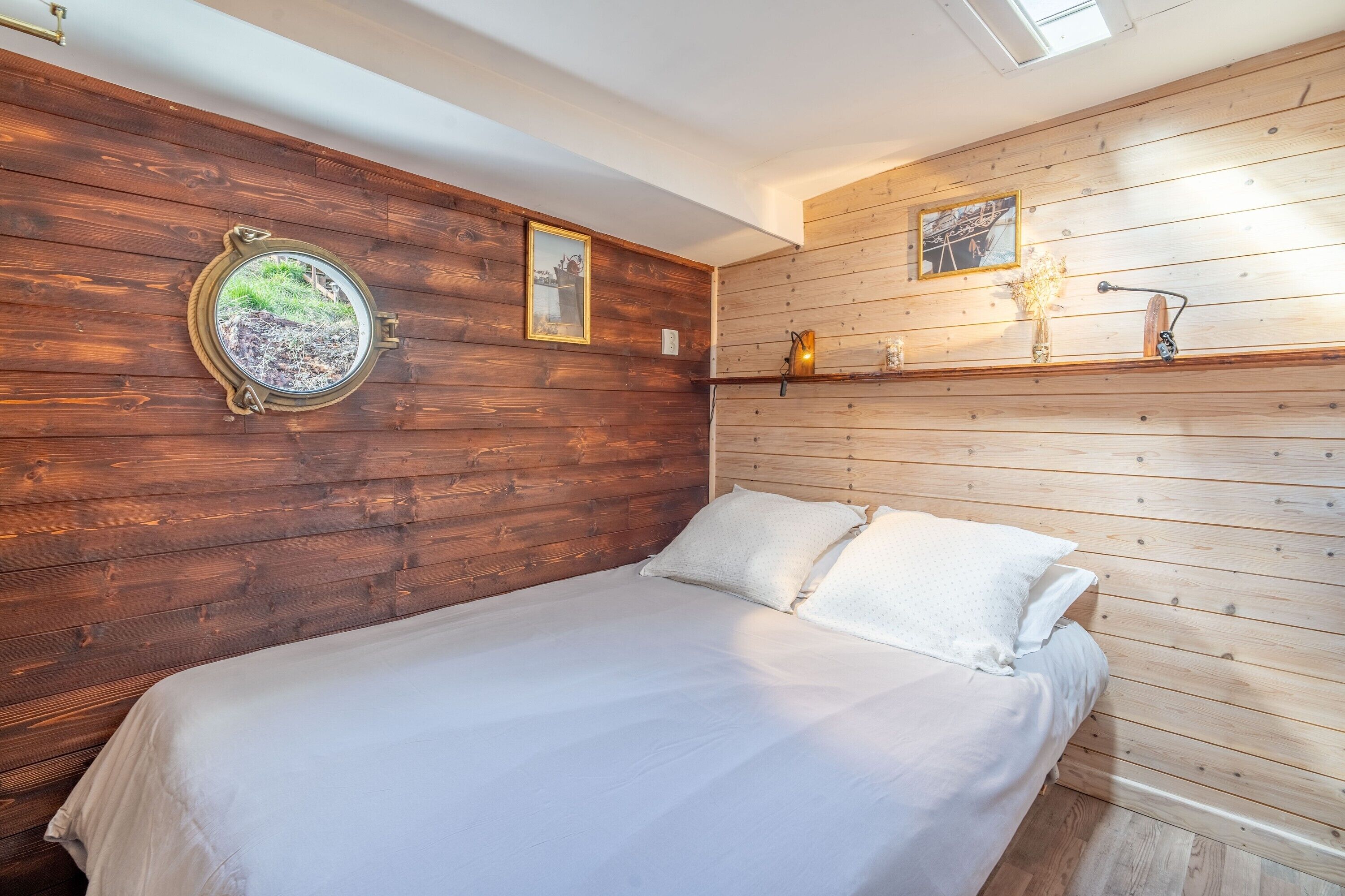 6 bedrooms, bed sheets