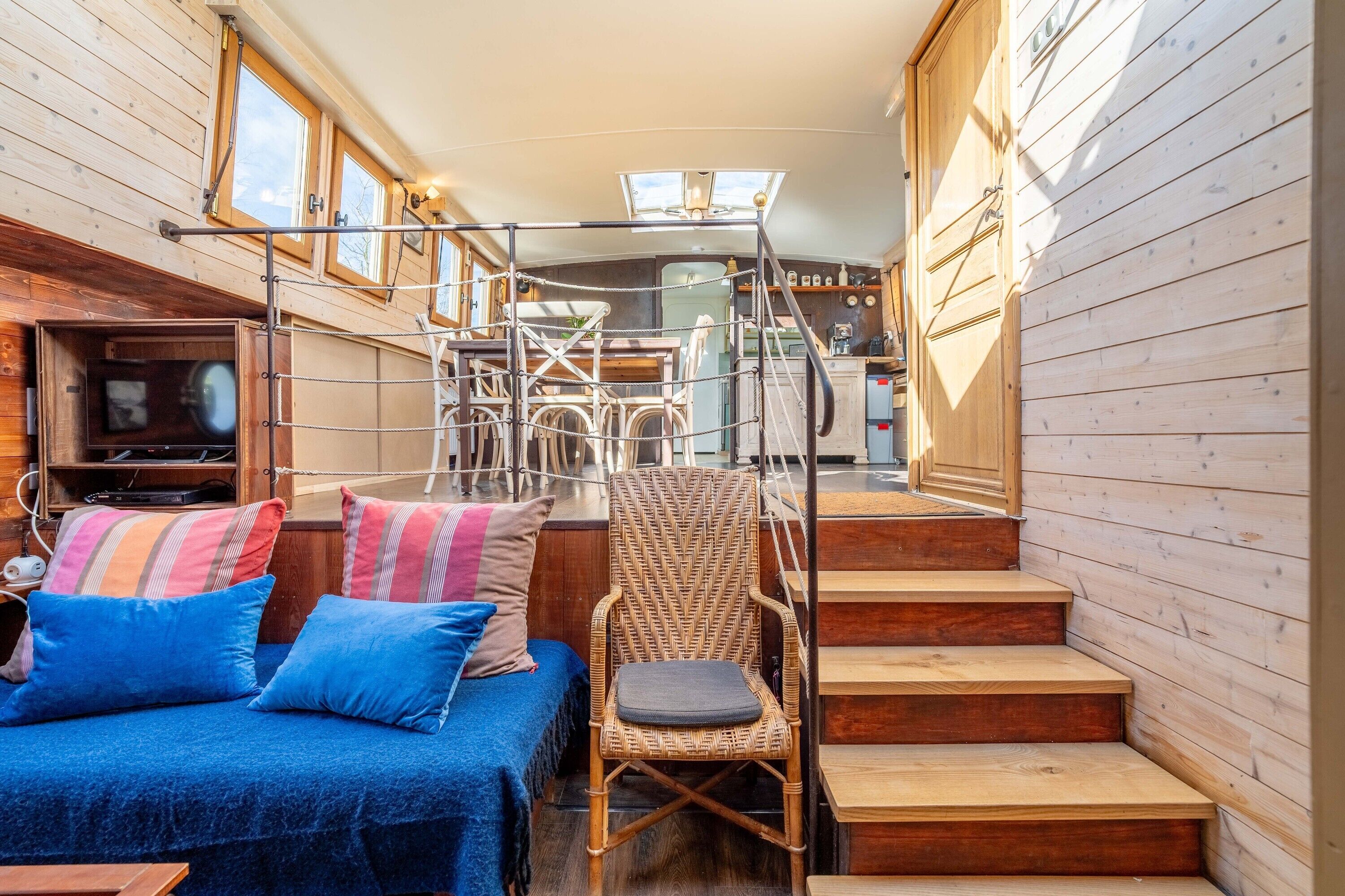 6 bedrooms, bed sheets