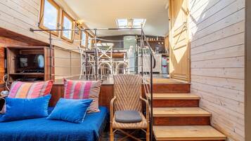 6 bedrooms, bed sheets