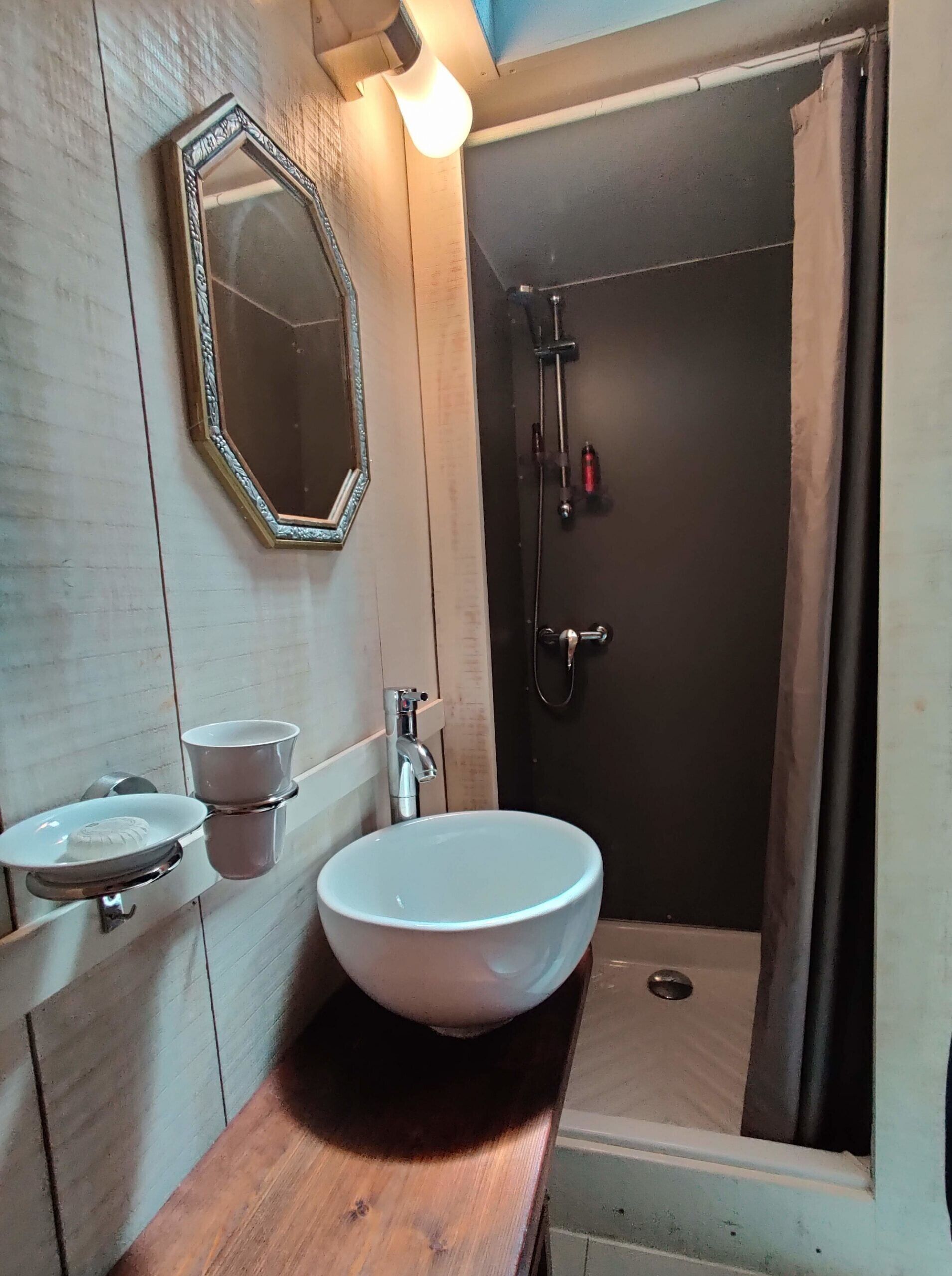 Een douche, handdoeken