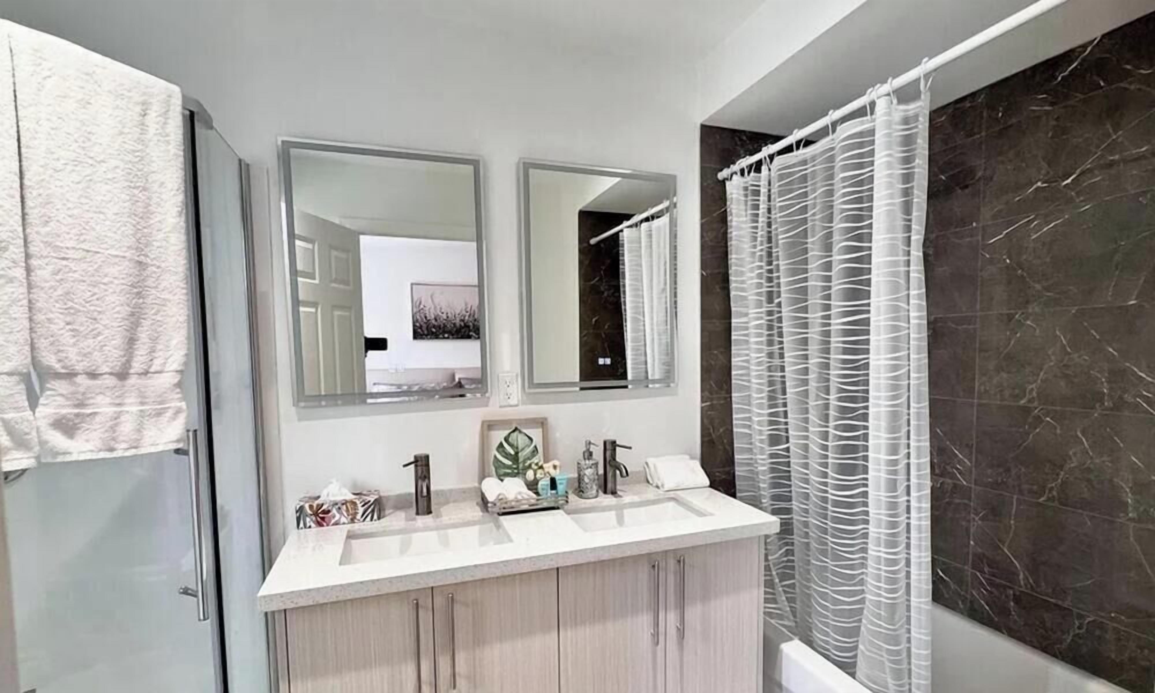 Douche, sèche-cheveux, serviettes fournies, savon