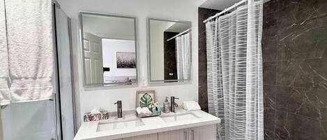 Douche, sèche-cheveux, serviettes fournies, savon