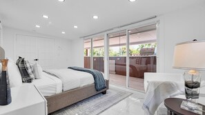 4 bedrooms, iron/ironing board, travel cot, free WiFi - Waterfront 4BR Retreat w/HotTub Dock & Outdoor Bar (Fort Lauderdale)