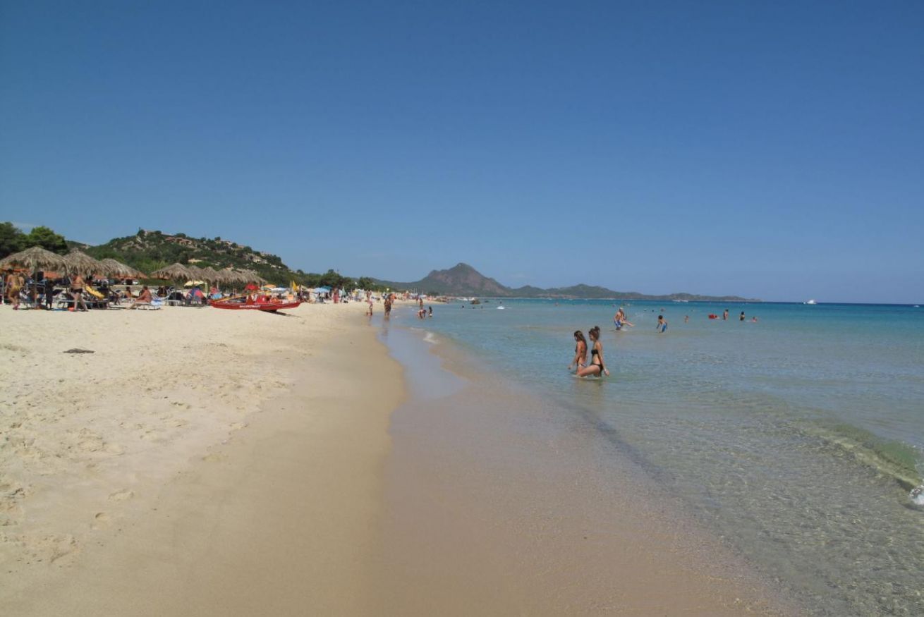Nær stranden og strandhåndklær