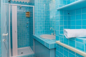 Shower, hair dryer, bidet, towels - Villa Turchese is a detached villa selected by Hostpitality, designed to offer a comfortable and relaxing stay just steps from the crystal-clear sea of ​​Costa Rei, easily reached on foot in about 100 meters.The rooms, furnished in a seaside style wi (Costa rei)