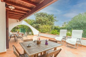 Outdoor dining - Villa Turchese is a detached villa selected by Hostpitality, designed to offer a comfortable and relaxing stay just steps from the crystal-clear sea of ​​Costa Rei, easily reached on foot in about 100 meters.The rooms, furnished in a seaside style wi (Costa rei)
