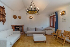 TV - Villa Turchese is a detached villa selected by Hostpitality, designed to offer a comfortable and relaxing stay just steps from the crystal-clear sea of Costa Rei, easily reached on foot in about 100 meters.The rooms, furnished in a seaside style wi (Costa rei)