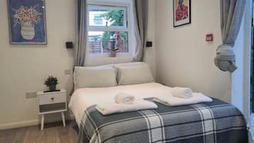 1 dormitorio, tabla de planchar con plancha, wifi y ropa de cama