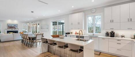 Mikrobølgeovn, ovn, kokeplater og kaffetrakter/tekoker