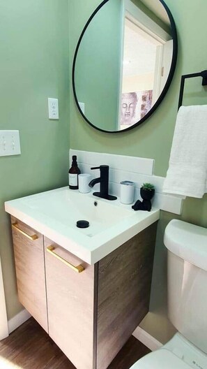 Hair dryer, soap, shampoo, toilet paper - Charming house & great location (Columbus)