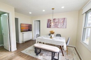 Dining - Charming house & great location (Columbus)
