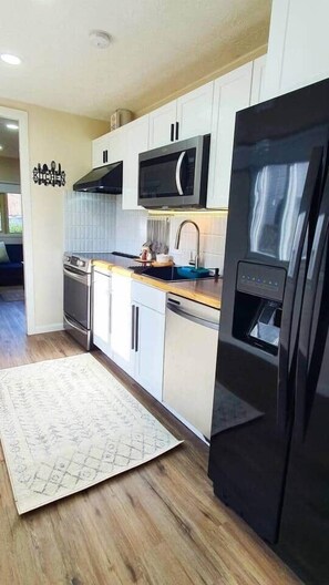 Refrigerador, microondas, parrilla de estufa y lavavajillas 