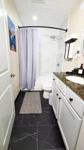 Hair dryer, soap, shampoo, toilet paper - Charming house & great location (Columbus)