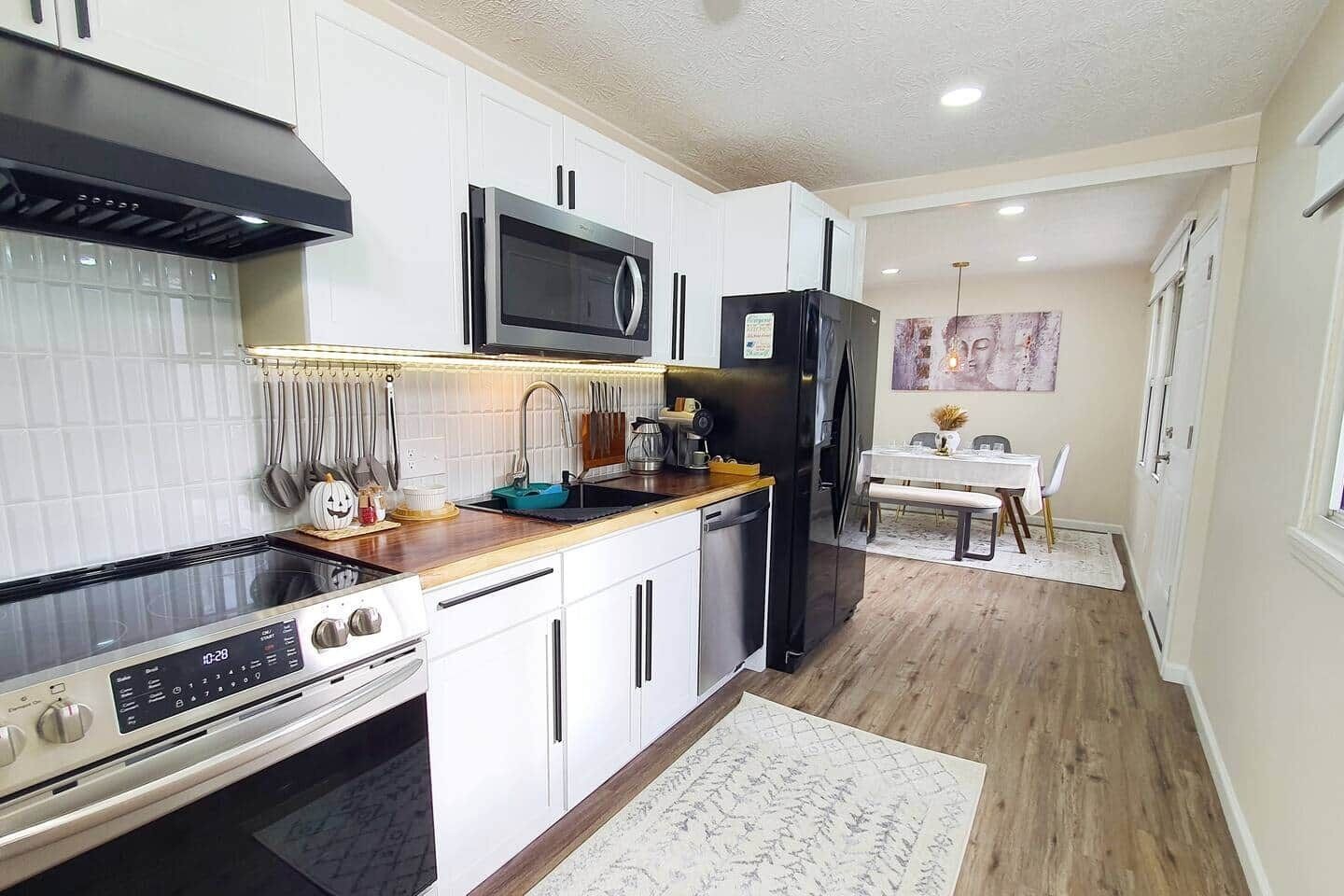 Kjøleskap, mikrobølgeovn, kokeplater og oppvaskmaskin