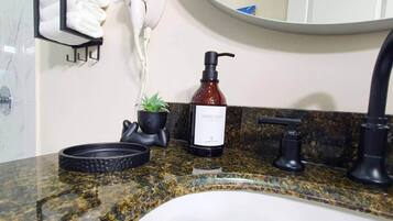 Secadora de cabello, jabón, shampoo, papel de baño