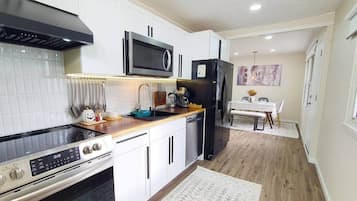 Kjøleskap, mikrobølgeovn, kokeplater og oppvaskmaskin