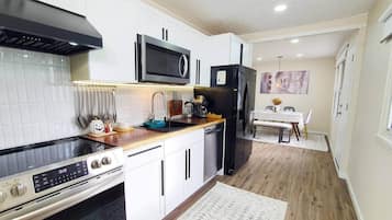 Refrigerador, microondas, parrilla de estufa y lavavajillas