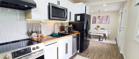 Kjøleskap, mikrobølgeovn, kokeplater og oppvaskmaskin