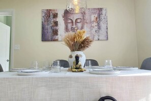 Dining - Charming house & great location (Columbus)