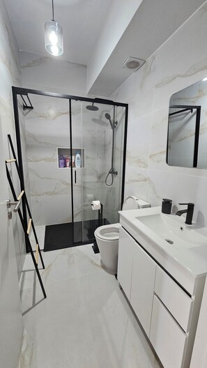 Shower, hair dryer, towels, soap - K&K Apartments (Machico)