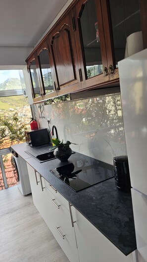 Fridge, microwave, stovetop, coffee/tea maker - K&K Apartments (Machico)