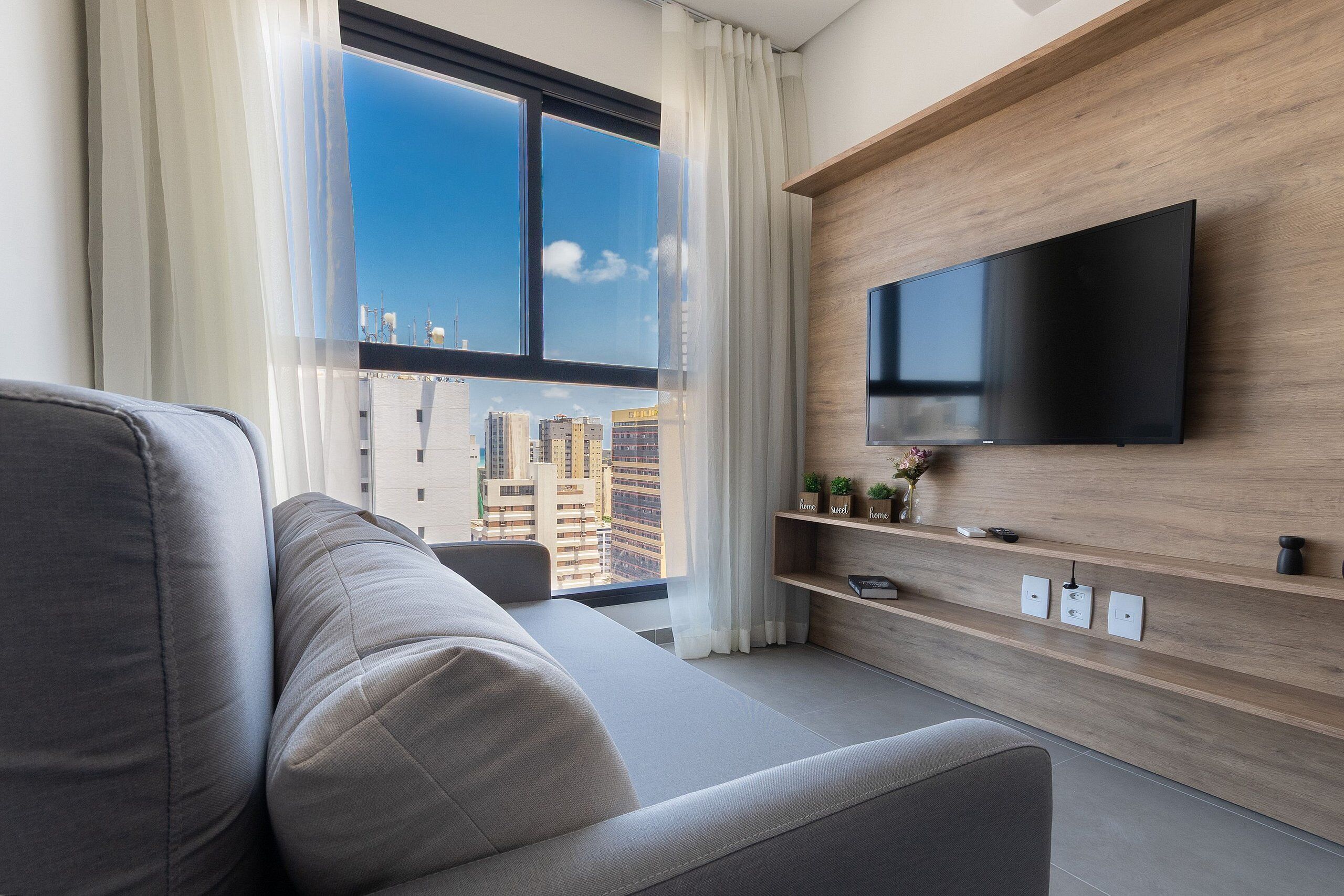 Leilighet – comfort | Oppholdsområde | En 40-tommers smart-TV med digitale kanaler