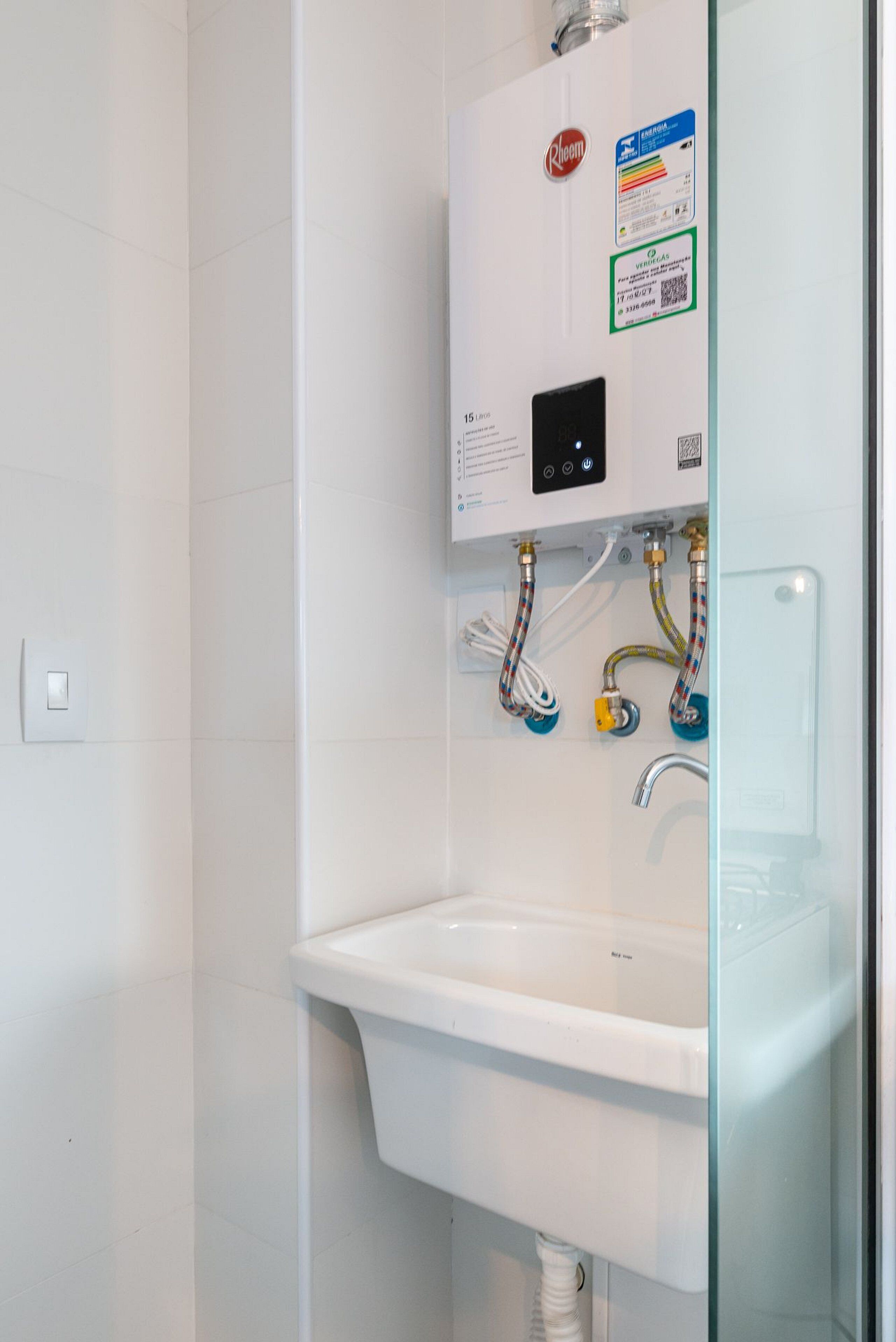 Een badkamer met een witte wastafel, toilet en douche.