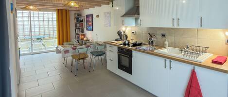 Frigorifero, microonde, forno, piano cottura