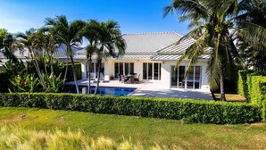 A modern house with a swimming pool, surrounded by palm trees and a well-maintained lawn. - Pool Villa Black Mountain Hua Hin BM30 (Hua Hin)